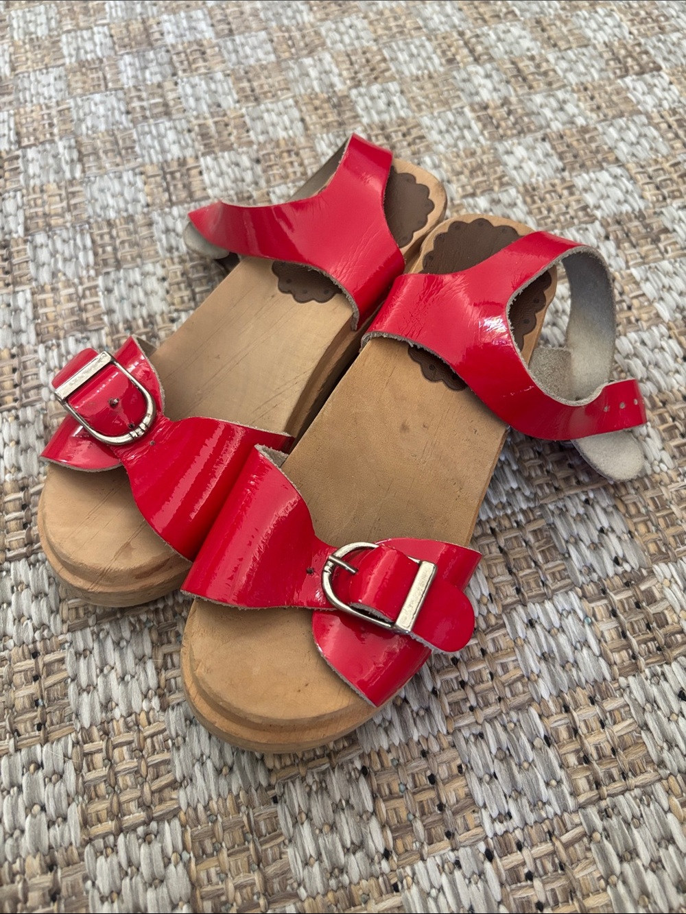 HANNA ANDERSSON Kids Red Patent Bow Sandals CLOGS